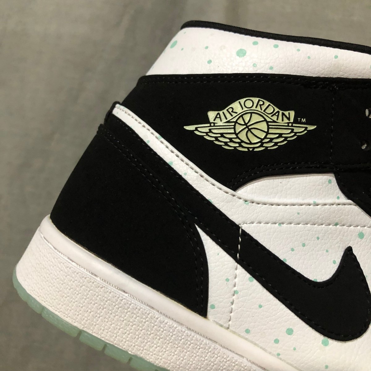 JORDAN 1 Mid - Mint Dots Sneakers - Black Unisex Streetwear Limited Edition