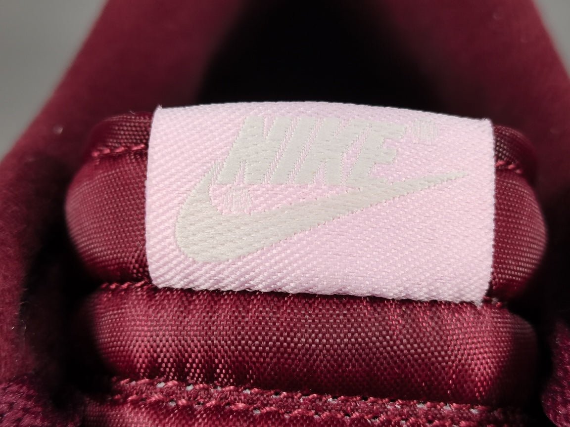 NIKE Dunk - Valentines Day Sneakers - Red Unisex Streetwear Limited Edition - Celebrate love and style with the Nike Dunk Valentine's Day edition. This special release sneaker