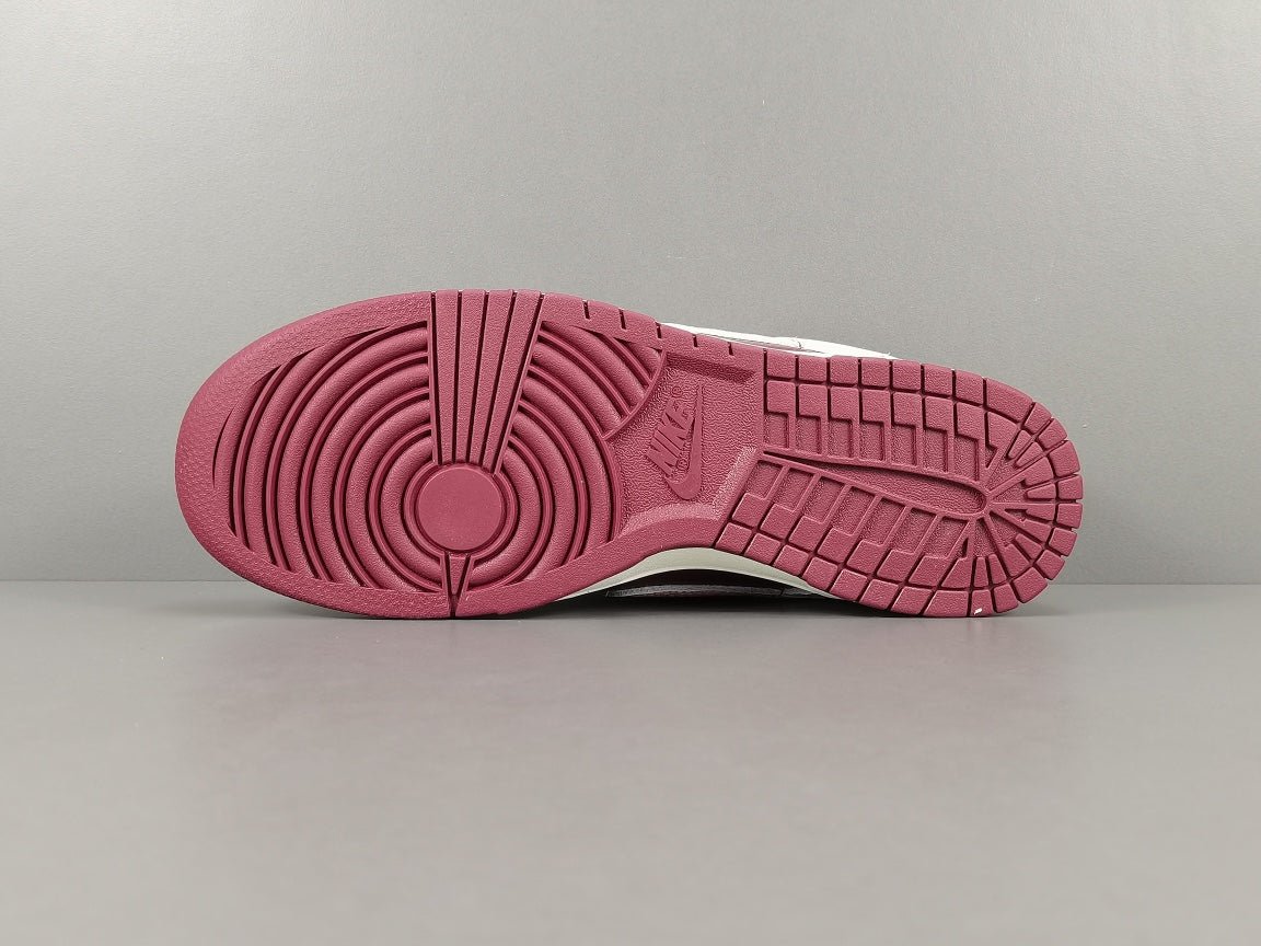 NIKE Dunk - Valentines Day Sneakers - Red Unisex Streetwear Limited Edition - Celebrate love and style with the Nike Dunk Valentine's Day edition. This special release sneaker