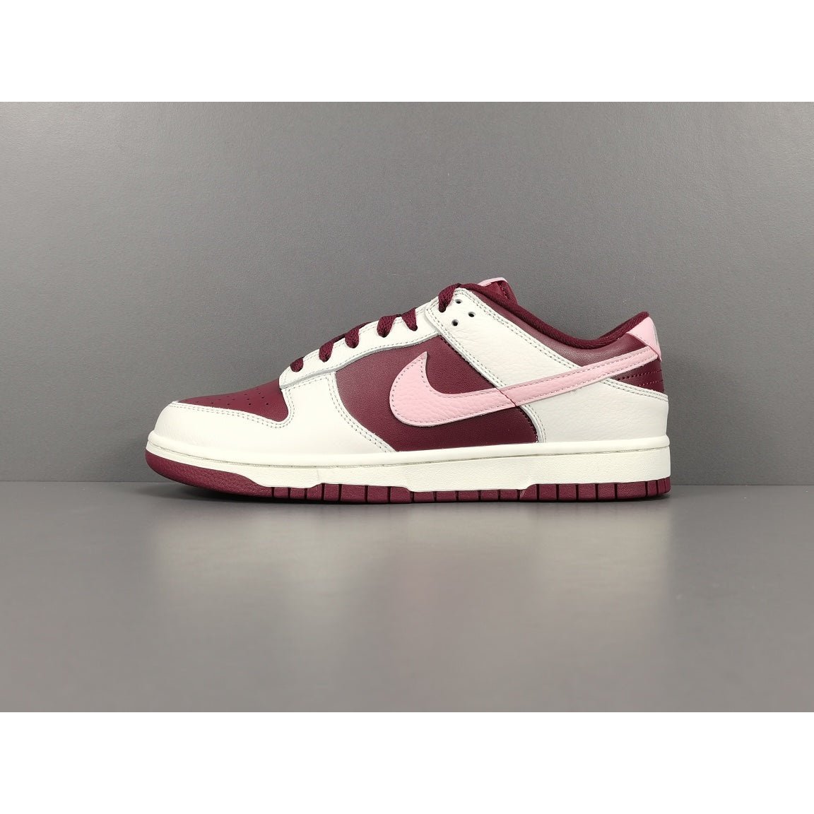 NIKE Dunk - Valentines Day Sneakers - Red Unisex Streetwear Limited Edition - Celebrate love and style with the Nike Dunk Valentine's Day edition. This special release sneaker