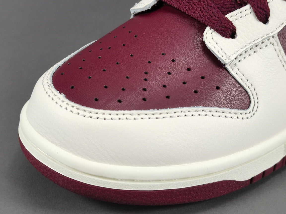 NIKE Dunk - Valentines Day Sneakers - Red Unisex Streetwear Limited Edition - Celebrate love and style with the Nike Dunk Valentine's Day edition. This special release sneaker