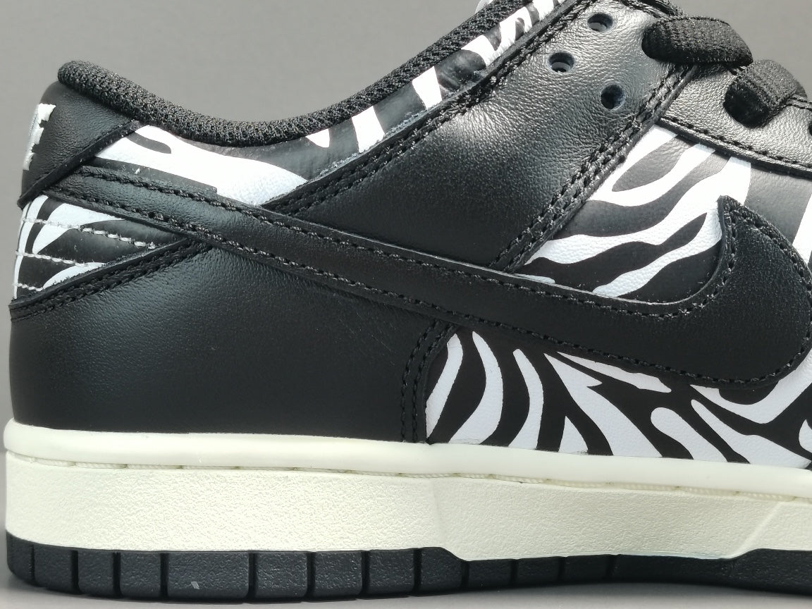 NIKE Sb Dunk - Quartersnacks Sneakers - Zebra Unisex Streetwear Limited Edition