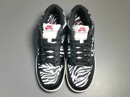 NIKE Sb Dunk - Quartersnacks Sneakers - Zebra Unisex Streetwear Limited Edition