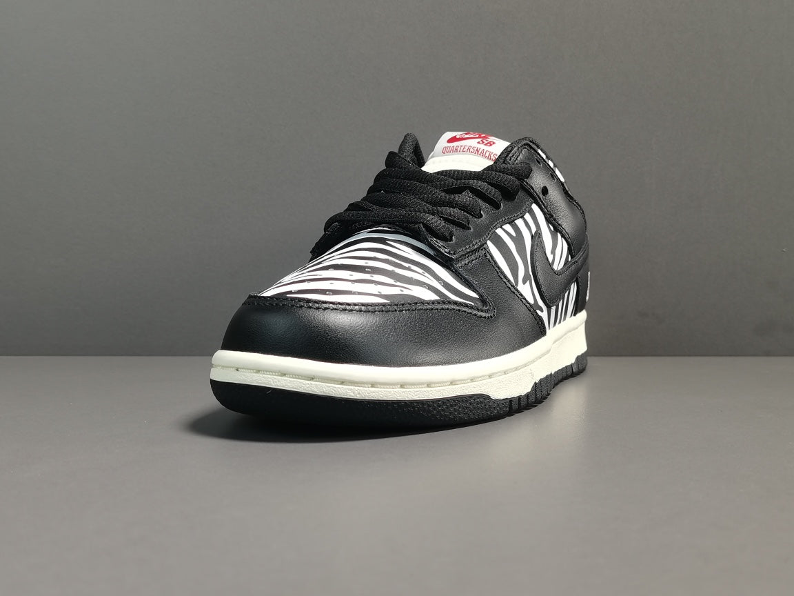 NIKE Sb Dunk - Quartersnacks Sneakers - Zebra Unisex Streetwear Limited Edition