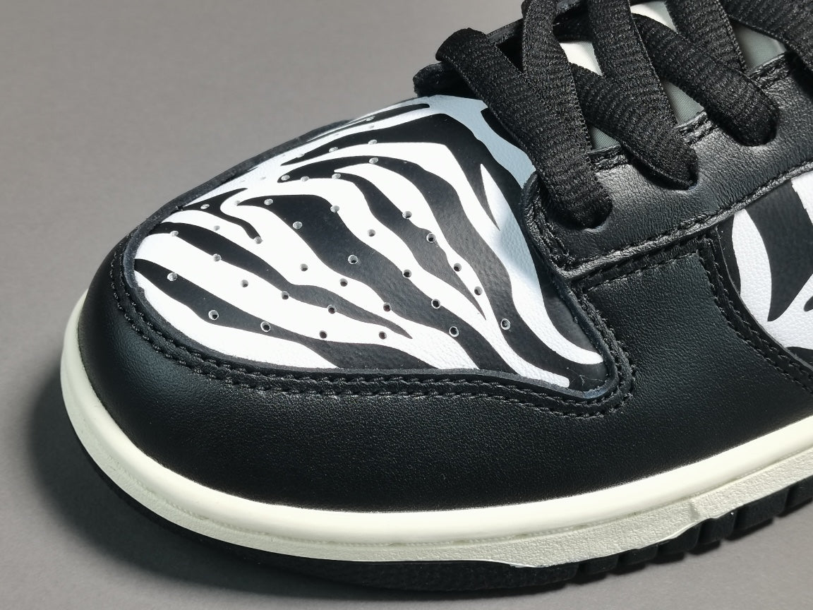 NIKE Sb Dunk - Quartersnacks Sneakers - Zebra Unisex Streetwear Limited Edition