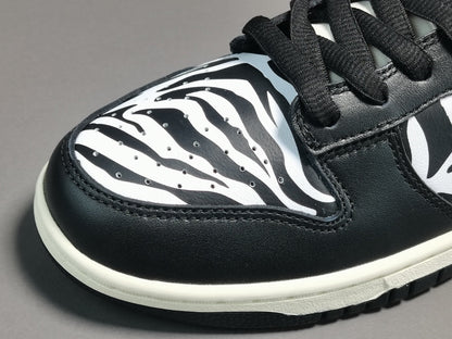 NIKE Sb Dunk - Quartersnacks Sneakers - Zebra Unisex Streetwear Limited Edition