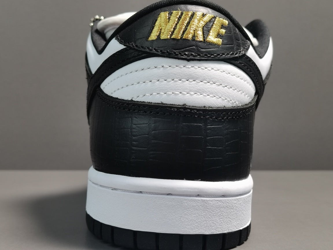 NIKE Sb Dunk - Supreme Stars Sneakers - Black Unisex Streetwear Limited Edition