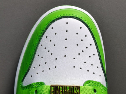 NIKE Sb Dunk - Supreme Stars Mean Sneakers - Green Unisex Streetwear Limited Edition