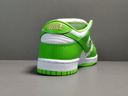 NIKE Sb Dunk - Supreme Stars Mean Sneakers - Green Unisex Streetwear Limited Edition