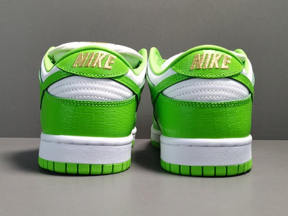 NIKE Sb Dunk - Supreme Stars Mean Sneakers - Green Unisex Streetwear Limited Edition